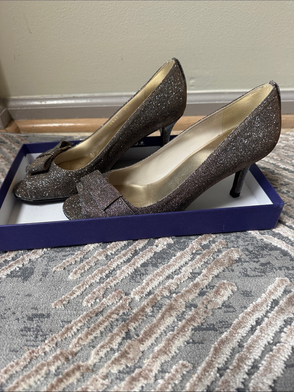 Stuart Weitzman 8.5 Women's Glitter Bow Pump in Dark Taupe